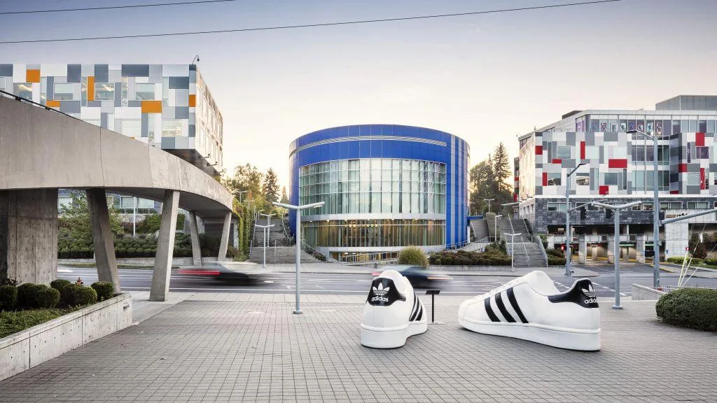 Bir grup vandal Adidas’ın Portland’daki merkezinde kapı ve pencereleri paramparça ettiler